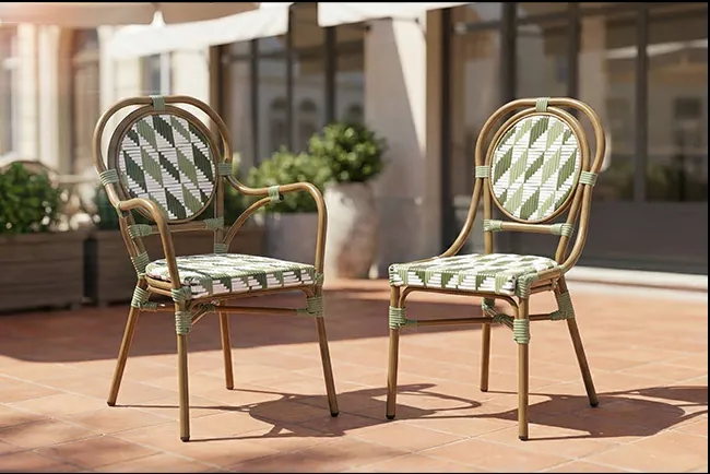 Deux chaises de terrasse professionnelles de la collection Emeraude de Stamp pour restaurant ou hôtel