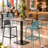 23 septembre (22) Restaurant familial avec tables, chaises et tabourets adaptés à différents usages.