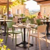 30septembre (23) Terrasse de restaurant aménagée avec des tables dressées et des chaises vertes et beiges.