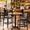 14 octobre (24) Bar de restaurant avec comptoir en bois, tabourets hauts et tables équipées de mobilier professionnel.